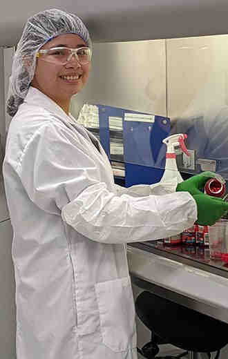 Employée de l’usine de Guelph tenant un flacon de Tylenol